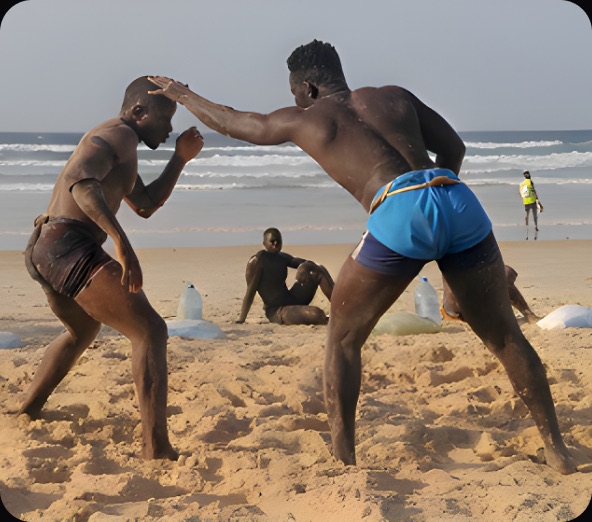 Deux lutteurs s'affrontant sur une plage au Sénégal